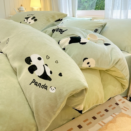91家纺网 家纺一手货源 找家纺 佰亿莱 2024新款简约牛奶绒刺绣四件套 熊猫敦敦