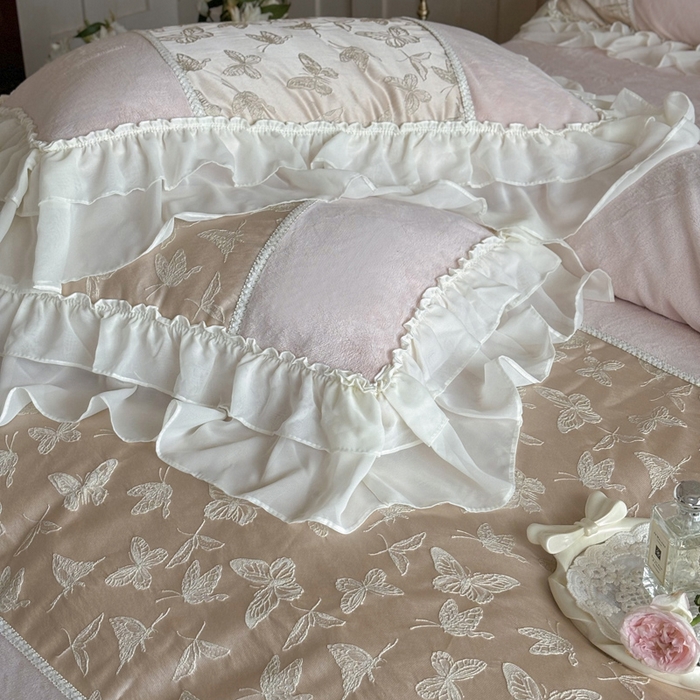 91家纺网 家纺一手货源 找家纺 凯儿家纺 2024新款全消光牛奶绒法式公主风花边工艺款四件套 少女的祈祷-粉