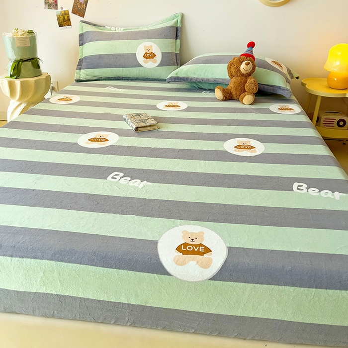 91家纺网 家纺一手货源 找家纺 大柏树 2025新款A类高克重亲肤舒适牛奶绒印花四件套-单床笠可定制 布琪小熊-绿