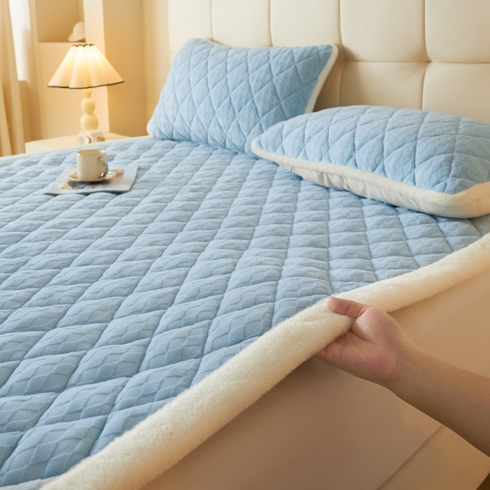 91家纺网 家纺一手货源 找家纺 鑫钰 2024新款菱形格牛奶绒宝宝绒烂花床褥 菱形格-天蓝