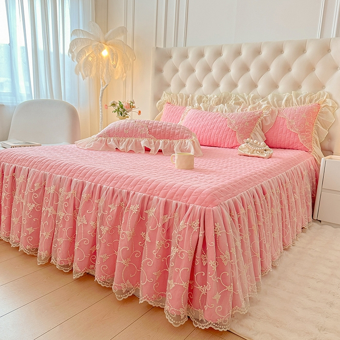 91家纺网 家纺一手货源 找家纺 罗艺轩 2024新款高克重牛奶雪纺边床裙三件套-羽蝶 少女粉