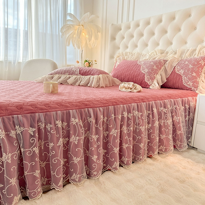 91家纺网 家纺一手货源 找家纺 罗艺轩 2024新款高克重牛奶雪纺边床裙三件套-羽蝶 豆沙红