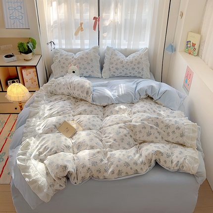 91家纺网 家纺一手货源 找家纺 山茶家纺 2024新款高克重牛奶绒印花花边四件套-场景二 蕾丝花边-花语-蓝