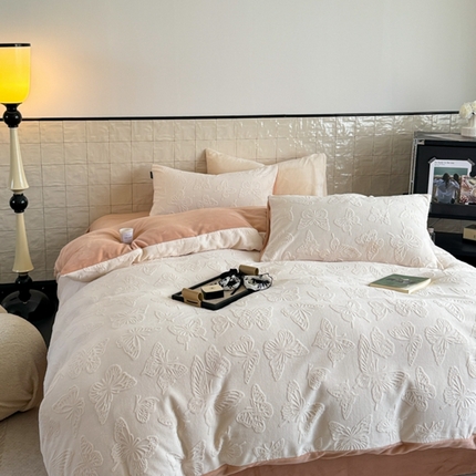 91家纺网 家纺一手货源 找家纺 （总）若未家居 LOVEWE HOUSE 2025新款AB版250克全消光立体雕花烂花牛奶绒四件套-蝶舞