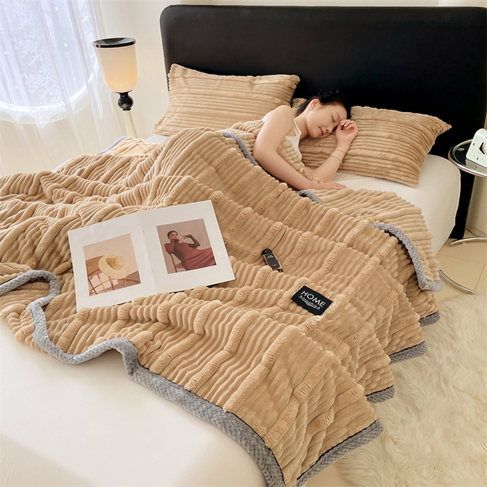 91家纺网 家纺一手货源 找家纺 梦舒羽 2025新款子母条兔毛绒毛毯宿舍牛奶绒小被毯 卡其色