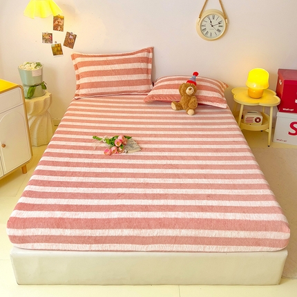 91家纺网 家纺一手货源 找家纺 大柏树 2025新款A类高克重亲肤舒适牛奶绒印花四件套-单床笠可定制 竖条肌理-粉