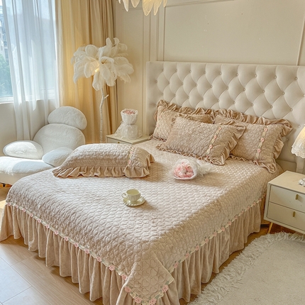 91家纺网 家纺一手货源 找家纺 （总）瑞宝 2025新款牛奶绒花边刺绣三件套--爱梦妮（控价+30）