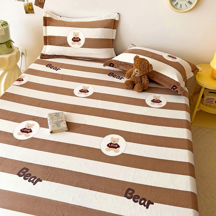 91家纺网 家纺一手货源 找家纺 大柏树 2025新款A类高克重亲肤舒适牛奶绒印花四件套-单床笠可定制 布琪小熊-咖