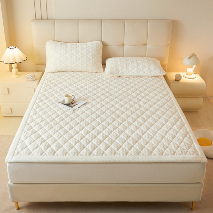 91家纺网 家纺一手货源 找家纺 鑫钰 2024新款菱形格牛奶绒宝宝绒烂花床褥 菱形格-雅白