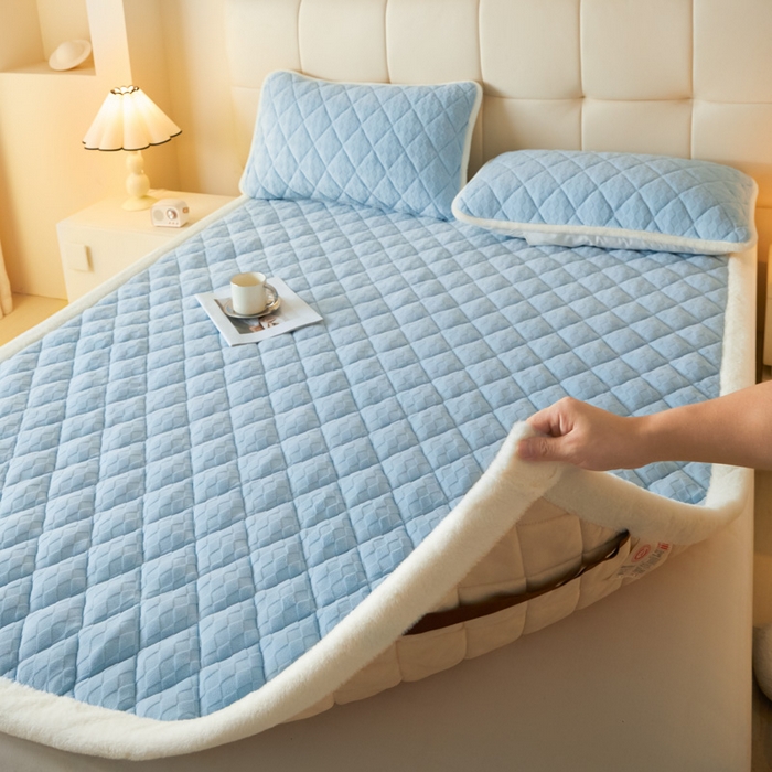 91家纺网 家纺一手货源 找家纺 鑫钰 2024新款菱形格牛奶绒宝宝绒烂花床褥 菱形格-天蓝