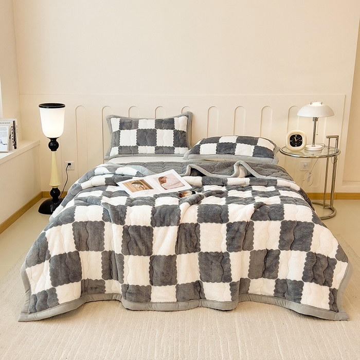 91家纺网 家纺一手货源 找家纺 慕木家纺 2025新款A类北极绒棋盘格三层夹棉双面毛毯 三层夹棉毛毯-棋盘格绅士灰+灰