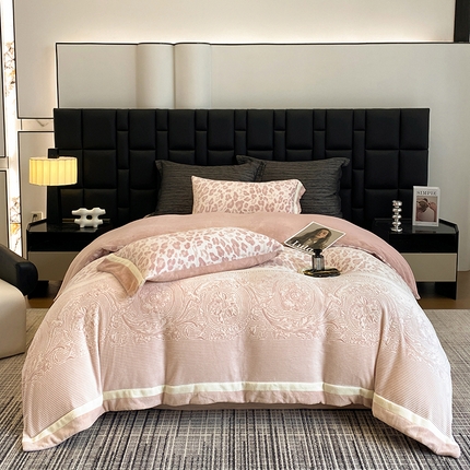 91家纺网 家纺一手货源 找家纺 若未家居 LOVEWE HOUSE 2025秋冬浪漫双拼角立体着色双色雕花全消光数码印花牛奶绒色烂四件套 星晴 暖粉色