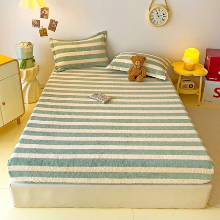 91家纺网 家纺一手货源 找家纺 大柏树 2025新款A类高克重亲肤舒适牛奶绒印花四件套-单床笠可定制 竖条肌理-绿