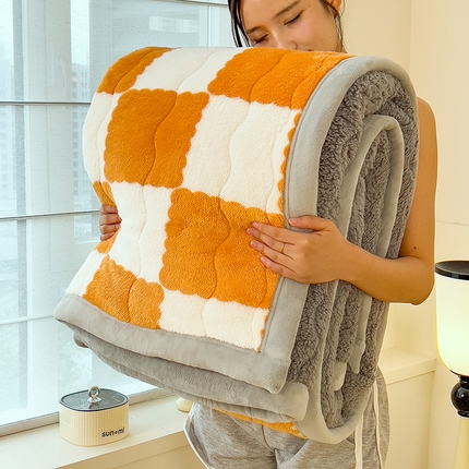91家纺网 家纺一手货源 找家纺 慕木家纺 2025新款A类北极绒棋盘格三层夹棉双面毛毯 三层夹棉毛毯-棋盘格橘黄+灰
