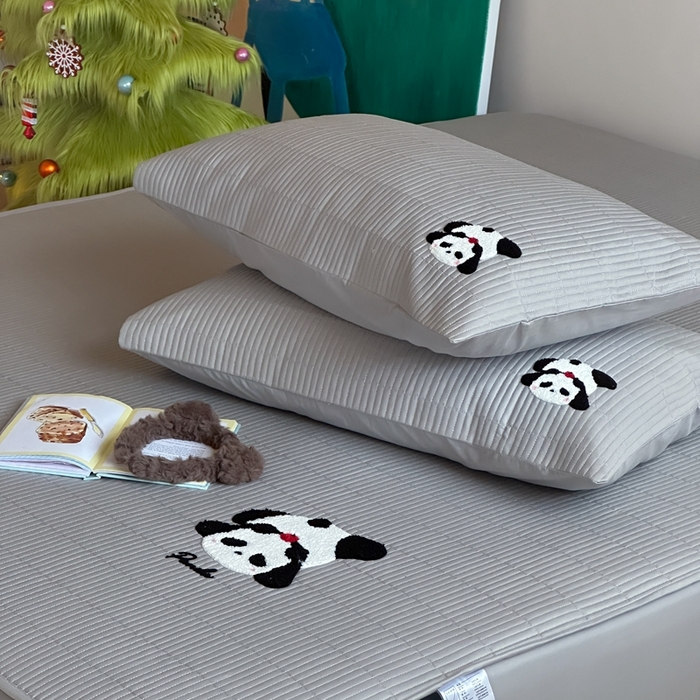 91家纺网 家纺一手货源 找家纺 三味舒屋 2024新款萌系卡通毛巾绣夹棉床笠 熊猫卡卡灰