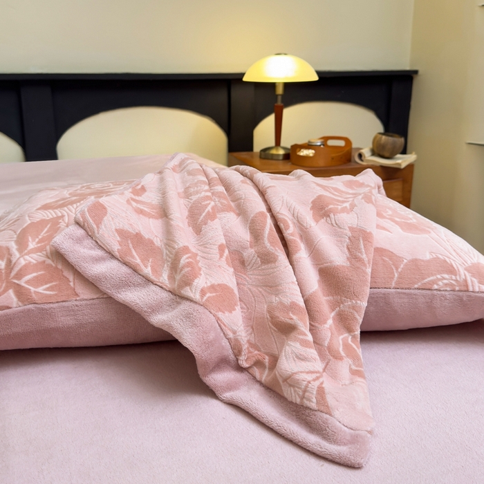 91家纺网 家纺一手货源 找家纺 氧家 2024新款雕花绒四件套 玫瑰花语-粉