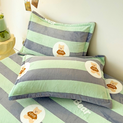 91家纺网 家纺一手货源 找家纺 大柏树 2025新款A类高克重亲肤舒适牛奶绒印花四件套-单枕套可定制 布琪小熊-绿