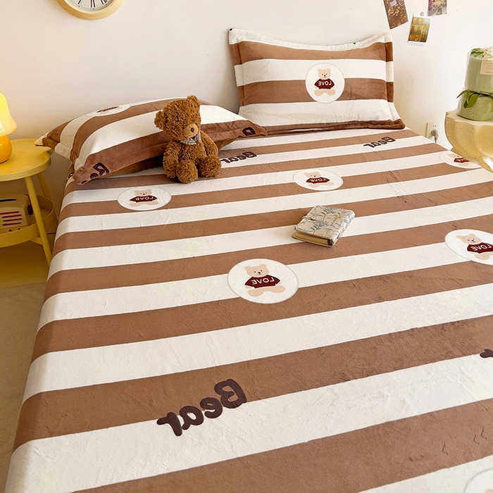 91家纺网 家纺一手货源 找家纺 大柏树 2025新款A类高克重亲肤舒适牛奶绒印花四件套-单床笠可定制 布琪小熊-咖