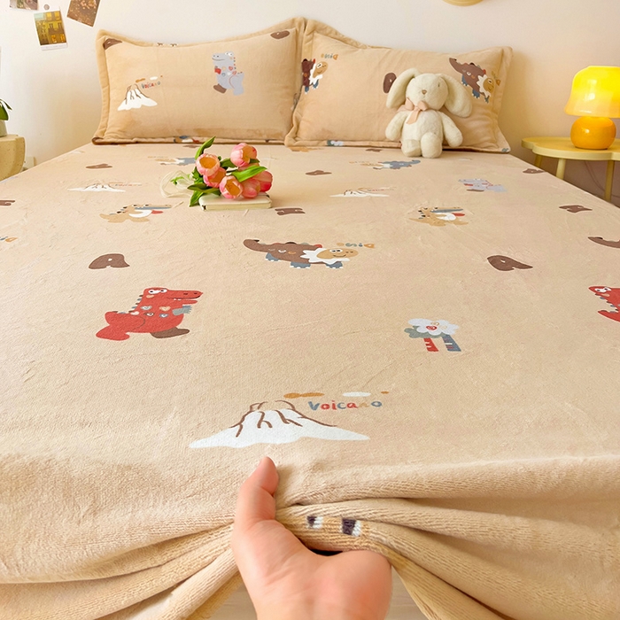 91家纺网 家纺一手货源 找家纺 大柏树 2025新款A类高克重亲肤舒适牛奶绒印花四件套-单床单可定制 恐龙世界