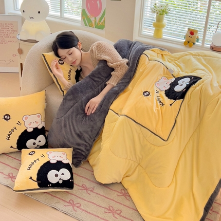 91家纺网 家纺一手货源 找家纺 铭宣家居 2024新款加厚AB版婴儿绒和北极绒贴布绣刺绣抱枕被-可爱煤球 可爱煤球-柠檬黄