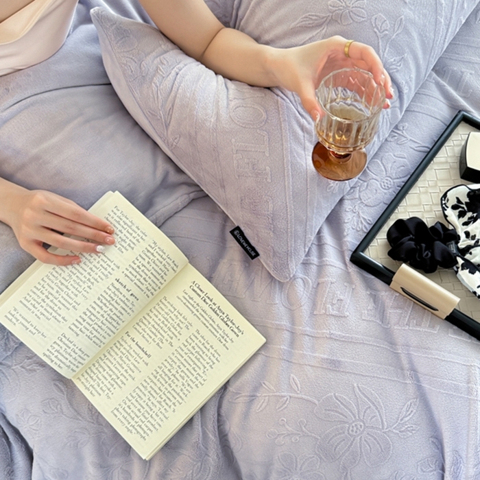 91家纺网 家纺一手货源 找家纺 若未家居 LOVEWE HOUSE 2025新款AB版250克全消光立体雕花烂花牛奶绒四件套-蝶舞 英文花开-浅紫