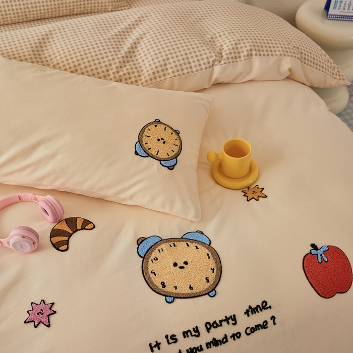 91家纺网 家纺一手货源 找家纺 怡家居 2024秋冬新款全棉磨毛绣花四件套 小闹钟