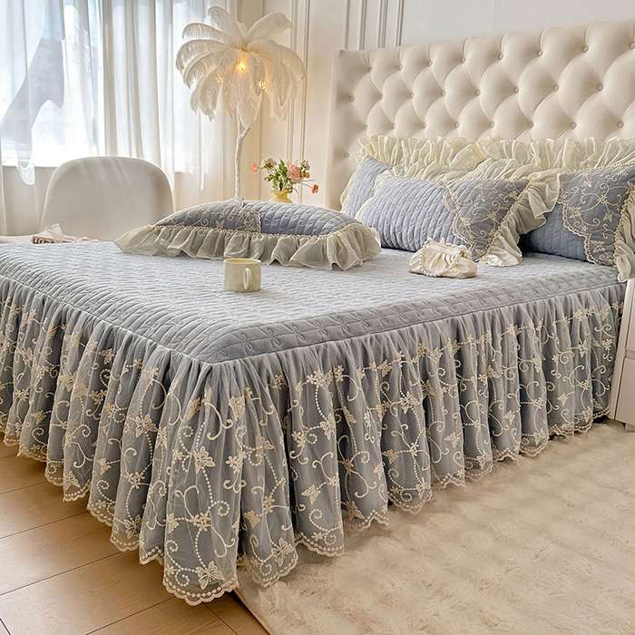 91家纺网 家纺一手货源 找家纺 罗艺轩 2024新款高克重牛奶雪纺边床裙三件套-羽蝶 高级灰