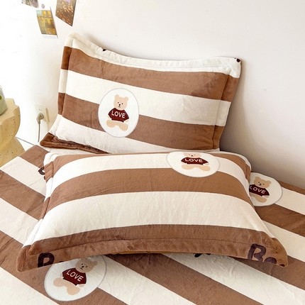 91家纺网 家纺一手货源 找家纺 大柏树 2025新款A类高克重亲肤舒适牛奶绒印花四件套-单枕套可定制 布琪小熊-咖