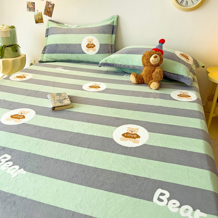 91家纺网 家纺一手货源 找家纺 大柏树 2025新款A类高克重亲肤舒适牛奶绒印花四件套-单床笠可定制 布琪小熊-绿