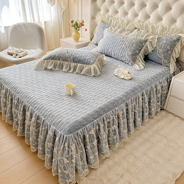 91家纺网 家纺一手货源 找家纺 罗艺轩 2024新款高克重牛奶雪纺边床裙三件套-羽蝶 高级灰