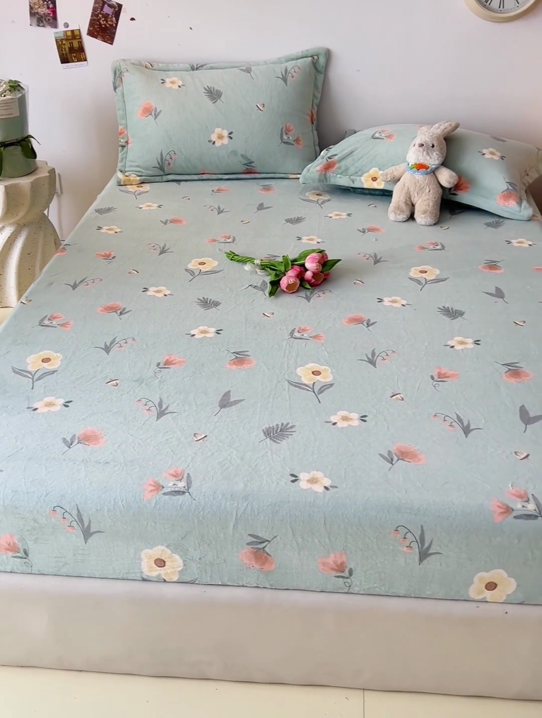 91家纺网 家纺一手货源 找家纺 大柏树 2025新款A类高克重亲肤舒适牛奶绒印花四件套-单床笠可定制 春意浓-绿