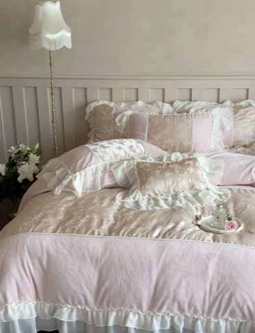 91家纺网 家纺一手货源 找家纺 凯儿家纺 2024新款全消光牛奶绒法式公主风花边工艺款四件套 少女的祈祷-粉