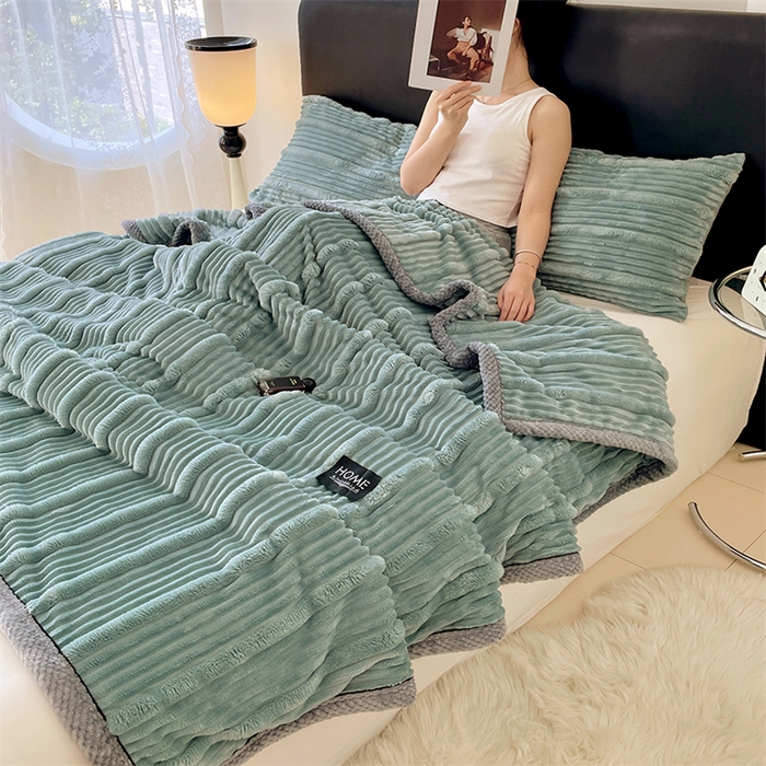 91家纺网 家纺一手货源 找家纺 梦舒羽 2025新款子母条兔毛绒毛毯宿舍牛奶绒小被毯 冰蓝