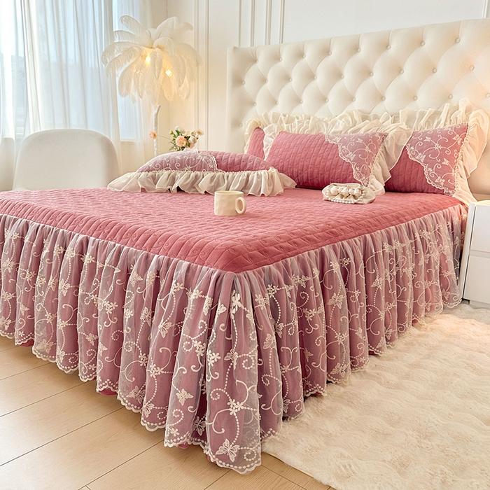 91家纺网 家纺一手货源 找家纺 罗艺轩 2024新款高克重牛奶雪纺边床裙三件套-羽蝶 豆沙红