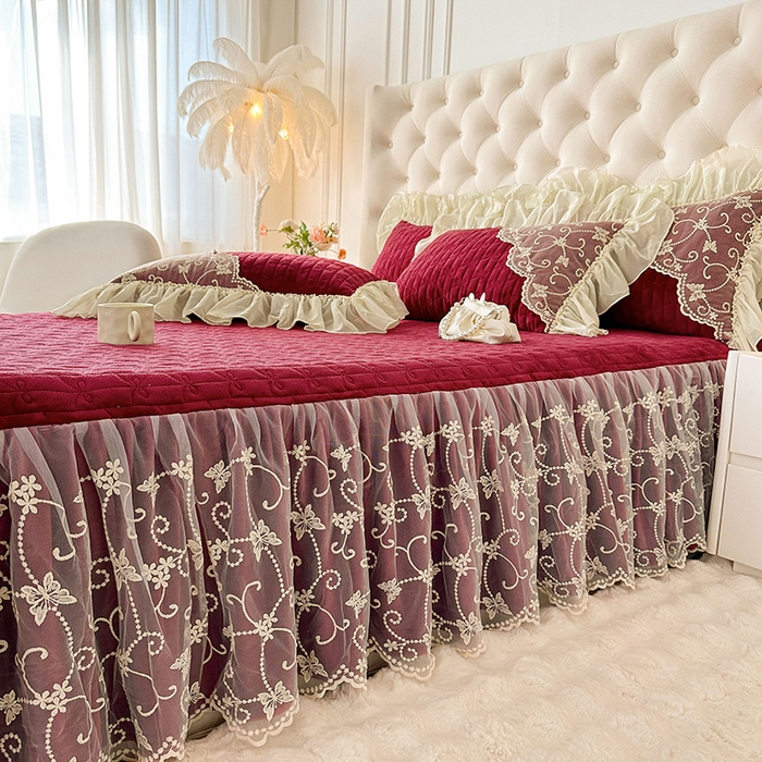 91家纺网 家纺一手货源 找家纺 罗艺轩 2024新款高克重牛奶雪纺边床裙三件套-羽蝶 酒红