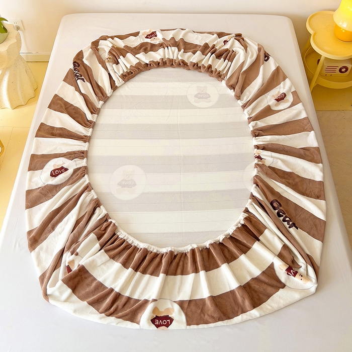 91家纺网 家纺一手货源 找家纺 大柏树 2025新款A类高克重亲肤舒适牛奶绒印花四件套-单床笠可定制 布琪小熊-咖