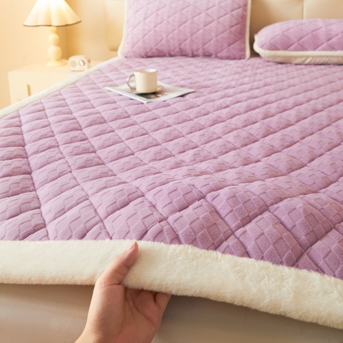 91家纺网 家纺一手货源 找家纺 鑫钰 2024新款菱形格牛奶绒宝宝绒烂花床褥 菱形格-浅紫