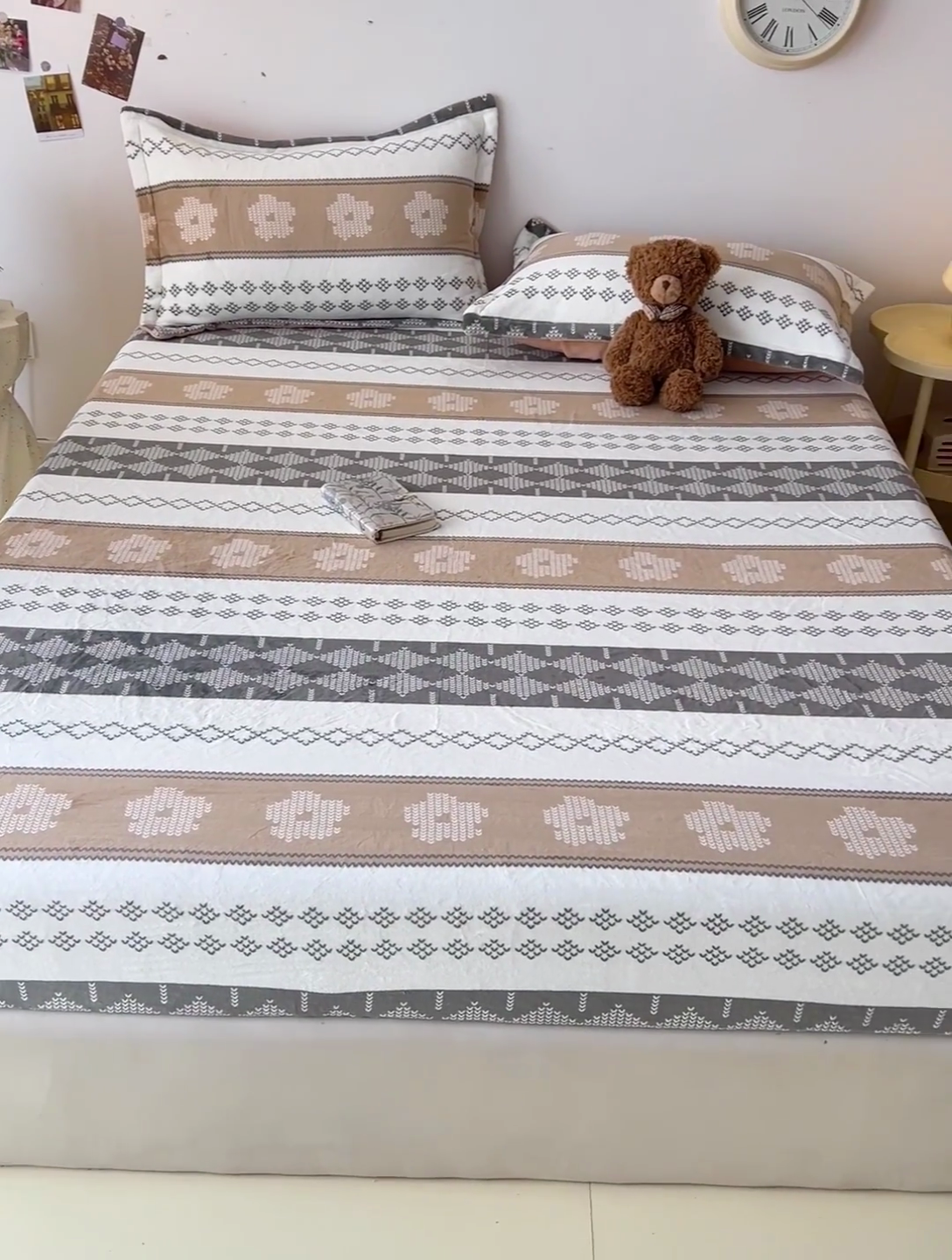 91家纺网 家纺一手货源 找家纺 大柏树 2025新款A类高克重亲肤舒适牛奶绒印花四件套-单床笠可定制 波西米亚