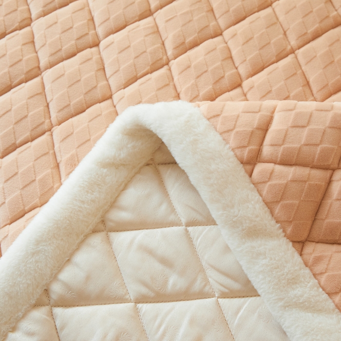 91家纺网 家纺一手货源 找家纺 鑫钰 2024新款菱形格牛奶绒宝宝绒烂花床褥 菱形格-驼色