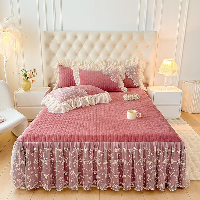 91家纺网 家纺一手货源 找家纺 罗艺轩 2024新款高克重牛奶雪纺边床裙三件套-羽蝶 豆沙红