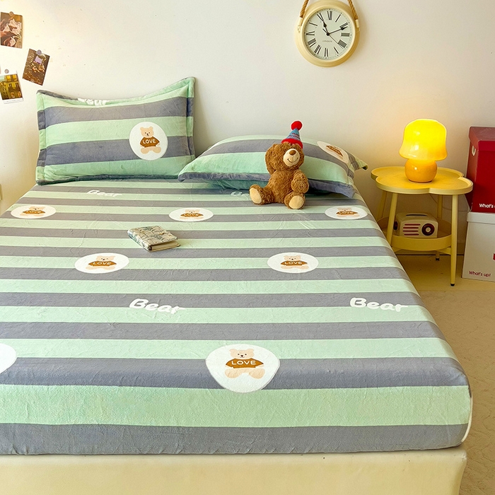 91家纺网 家纺一手货源 找家纺 大柏树 2025新款A类高克重亲肤舒适牛奶绒印花四件套-单床笠可定制 布琪小熊-绿