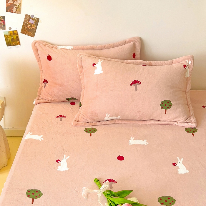 91家纺网 家纺一手货源 找家纺 大柏树 2025新款A类高克重亲肤舒适牛奶绒印花四件套-单枕套可定制 蘑菇屋
