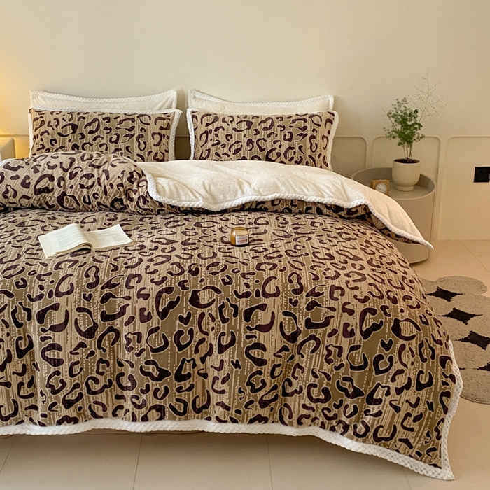 91家纺网 家纺一手货源 找家纺 2024新款简约包边全消光雕花牛奶绒兔兔绒四件套雕花包边绒-维密咖