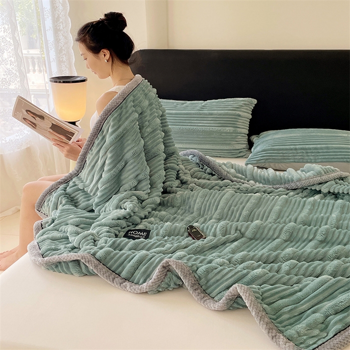 91家纺网 家纺一手货源 找家纺 梦舒羽 2025新款子母条兔毛绒毛毯宿舍牛奶绒小被毯 冰蓝