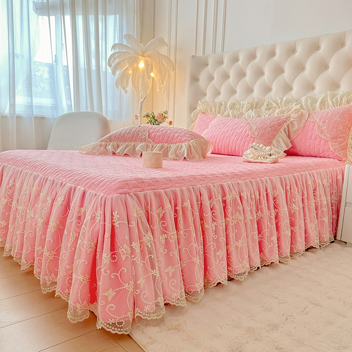 91家纺网 家纺一手货源 找家纺 罗艺轩 2024新款高克重牛奶雪纺边床裙三件套-羽蝶 少女粉