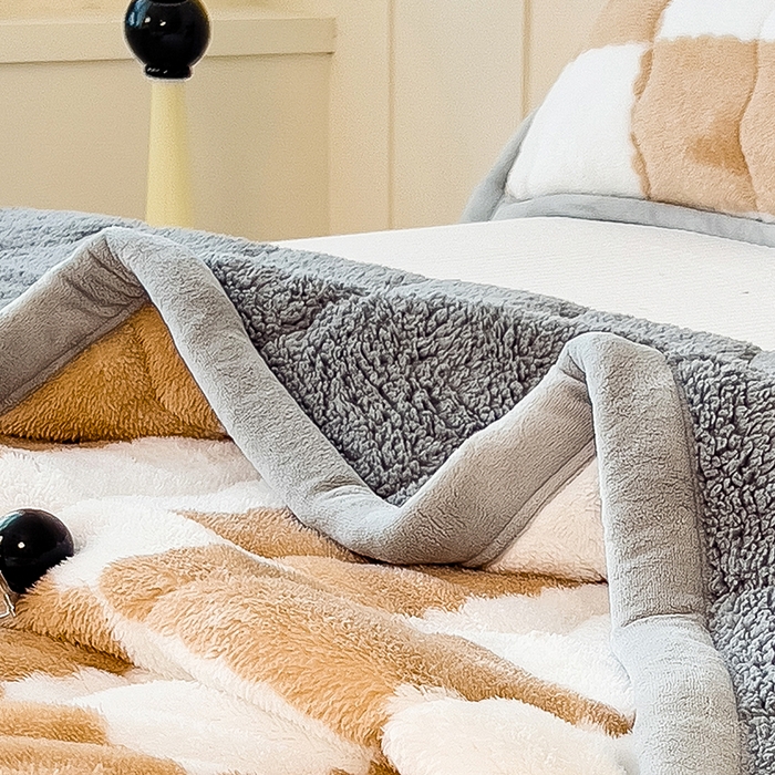 91家纺网 家纺一手货源 找家纺 慕木家纺 2025新款A类北极绒棋盘格三层夹棉双面毛毯 三层夹棉毛毯-棋盘格奶油咖+灰