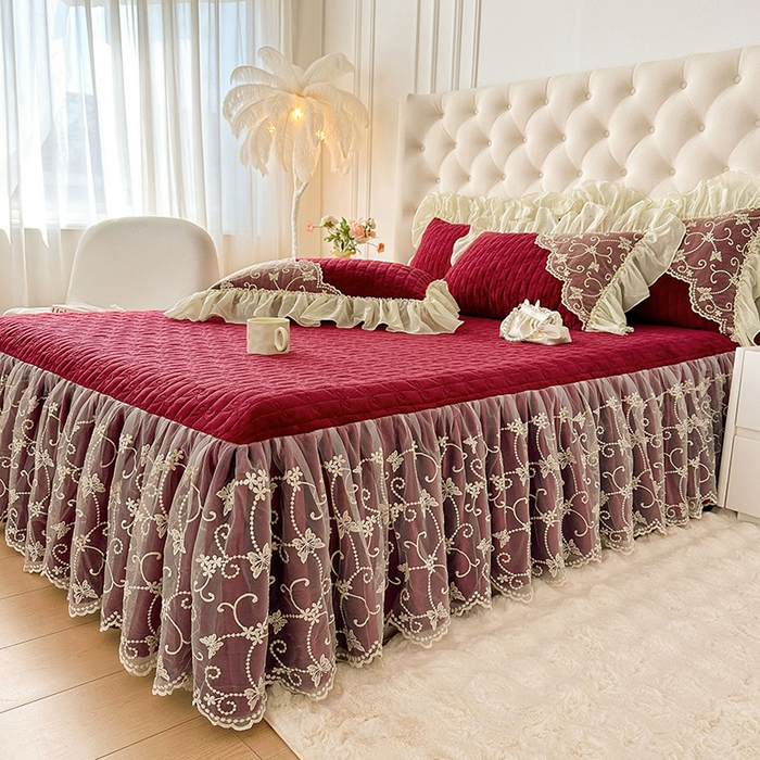 91家纺网 家纺一手货源 找家纺 罗艺轩 2024新款高克重牛奶雪纺边床裙三件套-羽蝶 酒红