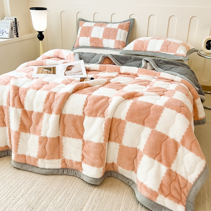 91家纺网 家纺一手货源 找家纺 慕木家纺 2025新款A类北极绒棋盘格三层夹棉双面毛毯 三层夹棉毛毯-棋盘格玉粉+灰