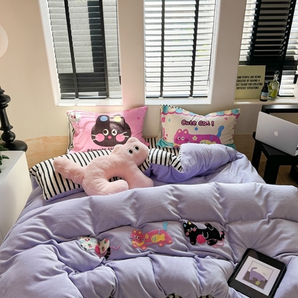 91家纺网 家纺一手货源 找家纺 （总）柚子YOUTH 2024新款牛奶绒四件套-三小只毛巾绣系列