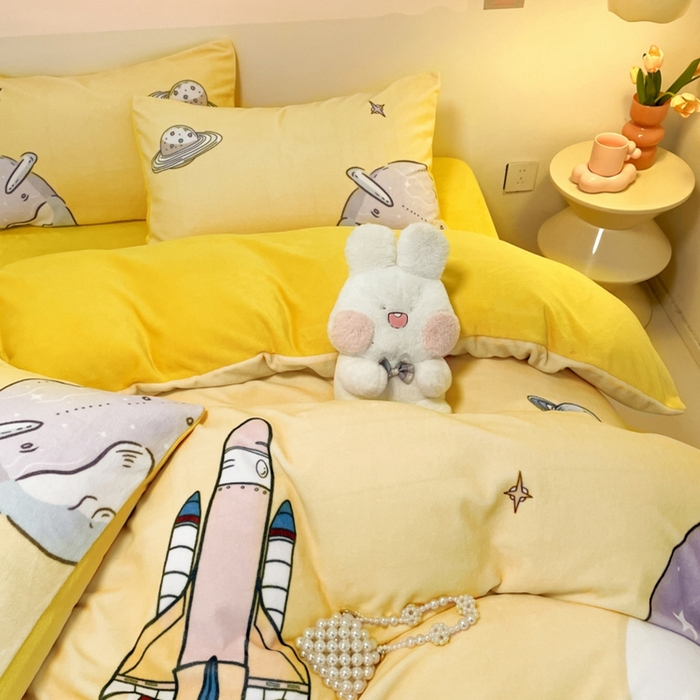 91家纺网 家纺一手货源 找家纺 新方向 2025新款全消光A类儿童牛奶绒四件套-飞行游 飞行游-黄